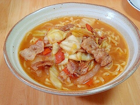 インスタント麺で具だくさん味噌ラーメン